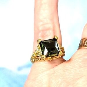 Vintage Green Ring Mogul Style Faceted Glass Gold Tone Cocktail Size 7